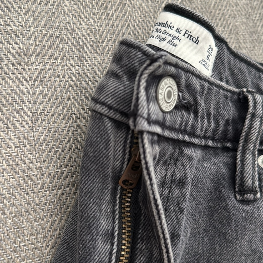 A&F - The 90’s Straight Ultra High Rise Curve Love Jeans - Picture 7 of 16
